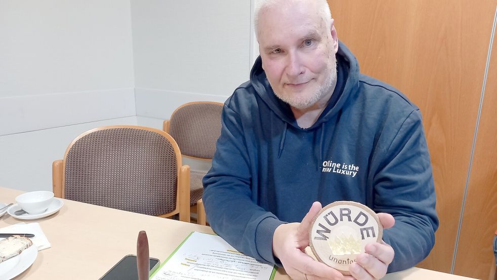 Projektkoordinator Detlef M. Plaisier präsentiert das Logo zur Veranstaltungsreihe. Foto: Scherzer
