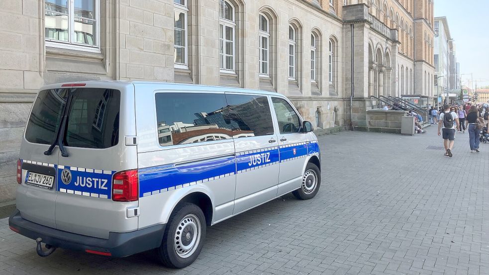 Am ersten Tag der Hauptverhandlung vor dem Landgericht Osnabrück sagten unter anderem zwei Handwerker aus, zu denen sich die lebensgefährlich verletzte Frau blutüberströmt geflüchtet hatte. Foto: Schade