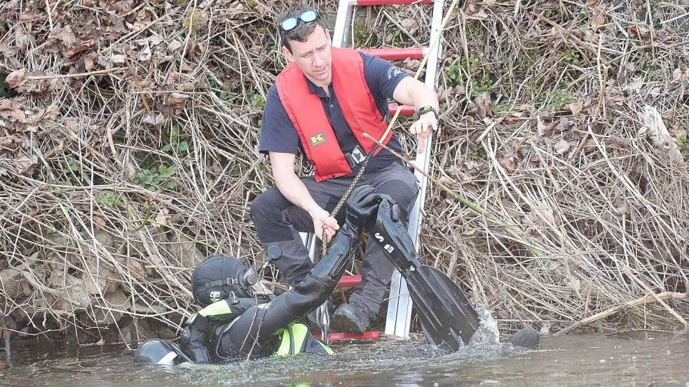 Taucher haben die Lahn in Weilburg auf einer Strecke von mehreren hundert Metern nach dem vermissten sechsjährigen Pawlos abgesucht. Foto: Thomas Frey/dpa
