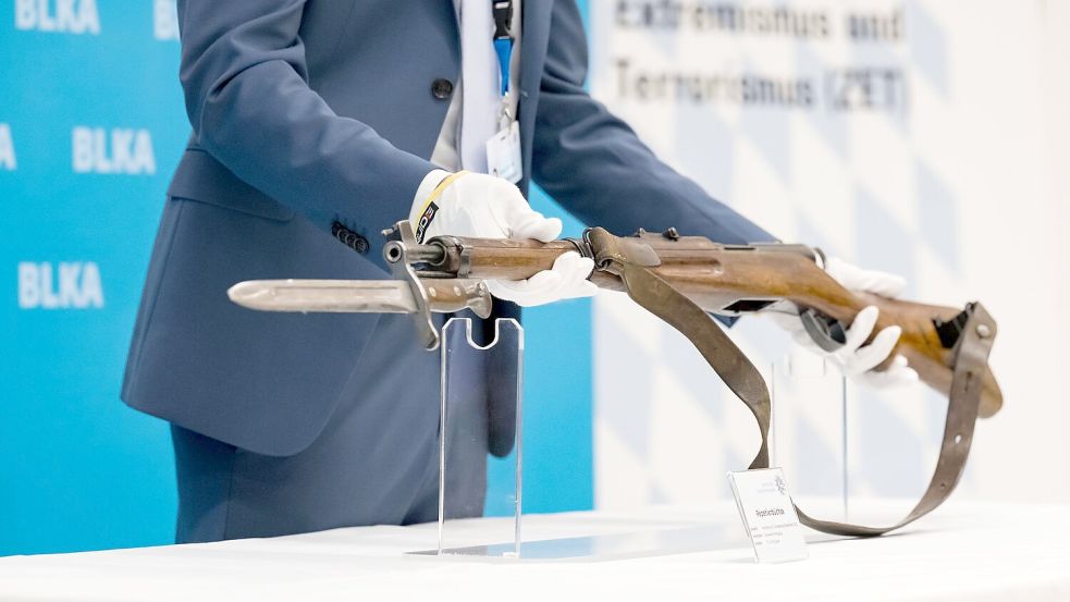 Ein 18 Jahre alter Österreicher hatte am 5. September 2024 mit einem Repetiergewehr aus ehemaligen Schweizer Armee-Beständen auf das Konsulat in der bayerischen Landeshauptstadt geschossen sowie auf das NS-Dokumentationszentrum in der Nähe. Er starb nach einem Schusswechsel mit Polizisten. Ein Polizeibeamter zeigt bei einer Pressekonferenz die Tatwaffe, eine Repetierbüchse aus Schweizer Fertigung (Karabiner 31). Ermittler werten die Schüsse auf das Generalkonsulat als antiisraelischen Terroranschlag. (Archivfoto) Foto: Tobias Hase/dpa