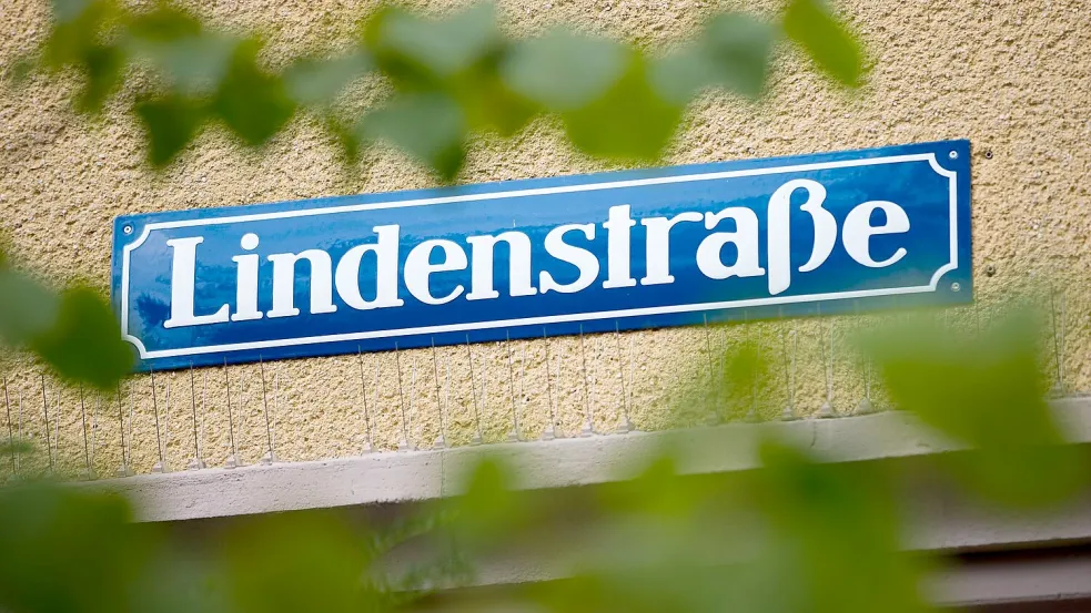 Blick auf das Straßenschild „Lindenstraße“. Foto: picture alliance / dpa
