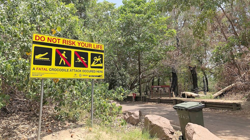 Ein Schild warnt im tropischen Norden von Australien vor Krokodilen. (Archivbild) Foto: Jay Bichard/dpa