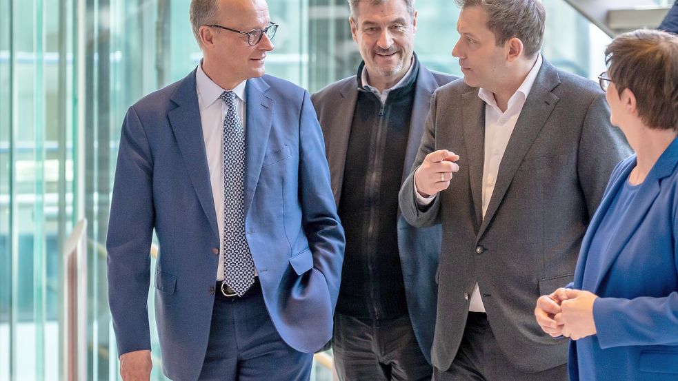 Die Koalitionäre Friedrich Merz (CDU, l.), Markus Söder (CSU, M.), Lars Klingbeil (SPD) und Saskia Esken (SPD) sind noch auf Namenssuche für ein künftiges Regierungsbündnis. Foto: dpa/Michael Kappeler