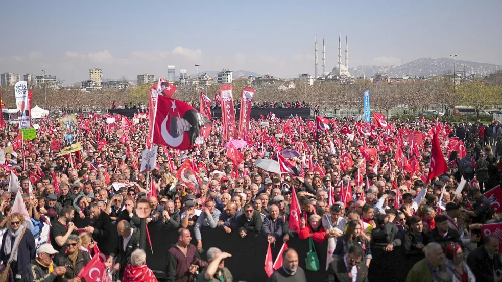 Ein Fahnenmeer im Stadtteil Maltepe. Foto: Francisco Seco/AP/dpa