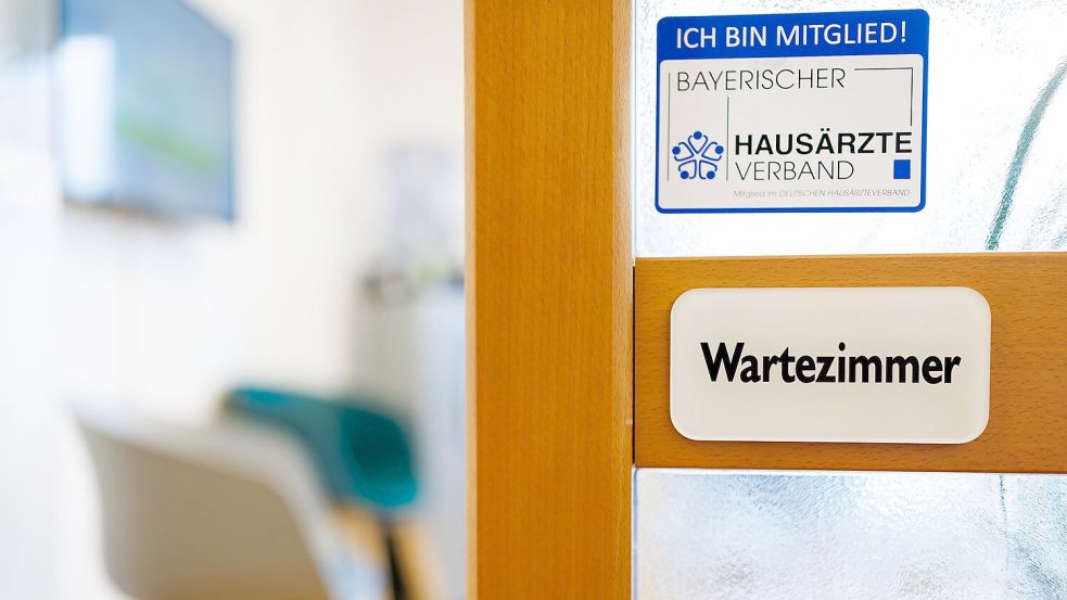 Union und SPD planen ein neues System für die Terminvergabe beim Arzt. (Archivbild) Foto: Daniel Karmann/dpa