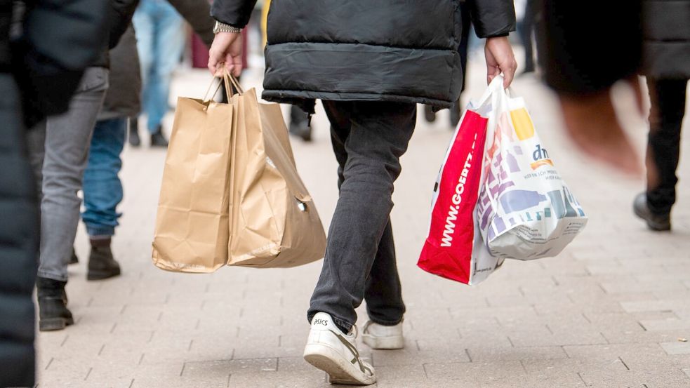 Volkswirte hoffen auf Konjunkturschub durch privaten Konsum (Symbolbild) Foto: Daniel Bockwoldt/dpa