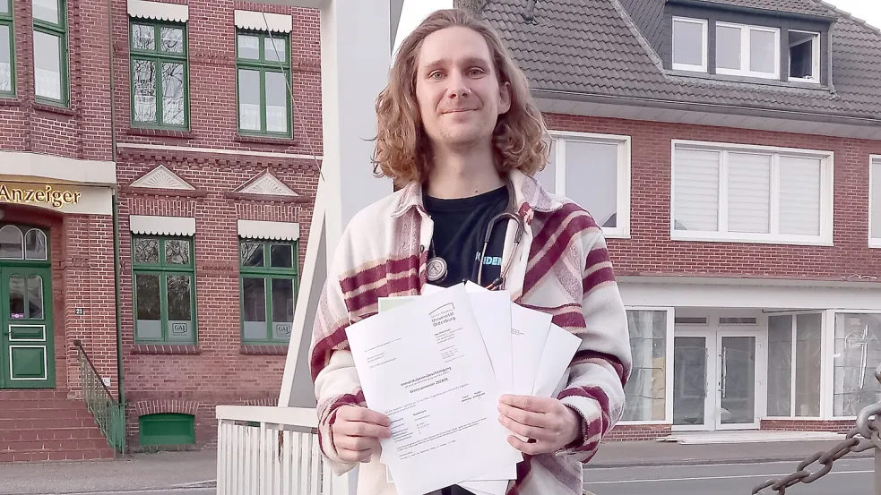Als Medizinstudent nutzt Hendrik Baumann auch ein Stethoskop, das er um den Hals trägt. Die Dokumente, die der Flachsmeerer in den Händen hält, belegen den langen Weg vom Hauptschüler bis zum Medizinstudenten. Foto: Scherzer