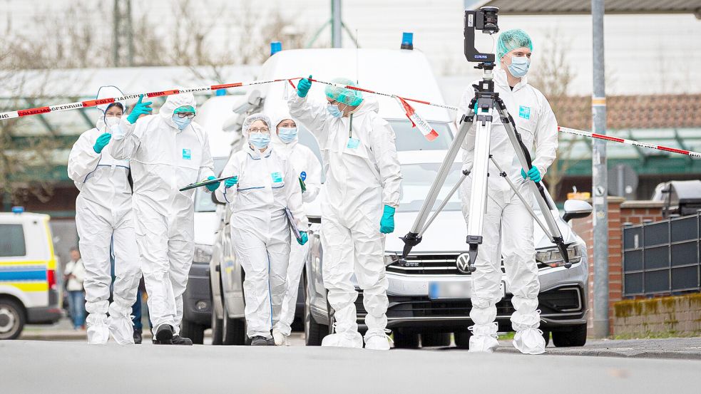Spurensuche am Einsatzort: Am Ostersamstag 2024 wurde Lamin Touray in Nienburg erschossen. Foto: dpa/Moritz Frankenberg