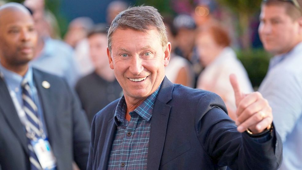 Kanadas Eishockey-Legende Wayne Gretzky drückt Alexander Owetschkin die Daumen. Foto: Greg Allen/Invision/dpa
