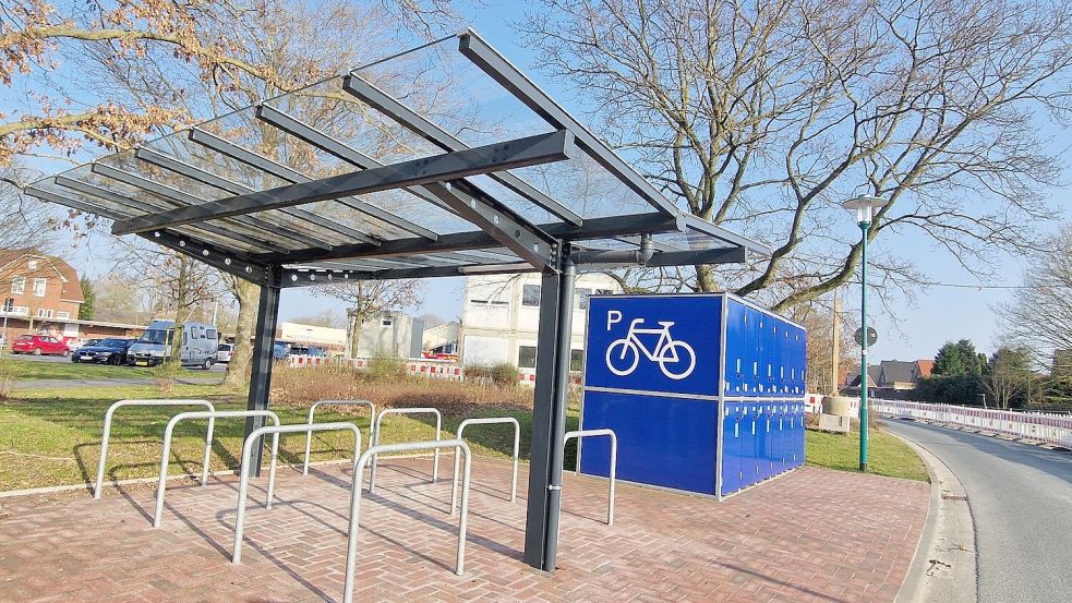 Vermisst werden in Weener auch bessere Abstellmöglichkeiten für Fahrräder wie in Bunde. Am künftigen Bahnhaltepunkt gibt sogar abschließbare Fahrradboxen. Foto: Gettkowski