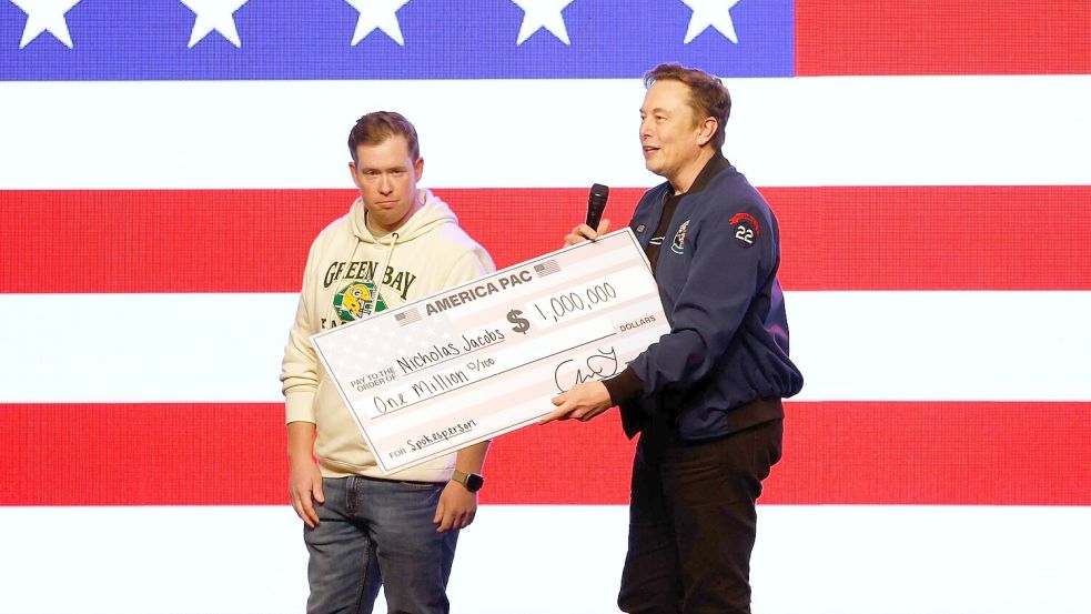Einen Scheck über eine Million US-Dollar - den überreichte Trump-Berater Elon Musk vor der Wahl eines Richters für den Obersten Gerichtshof von Wisconsin. Foto: Jeffrey Phelps/AP/dpa