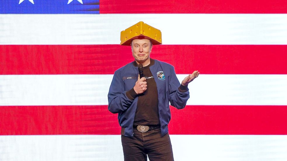 Musk trug einen Käsehut auf der Bühne. Foto: Jeffrey Phelps/AP/dpa