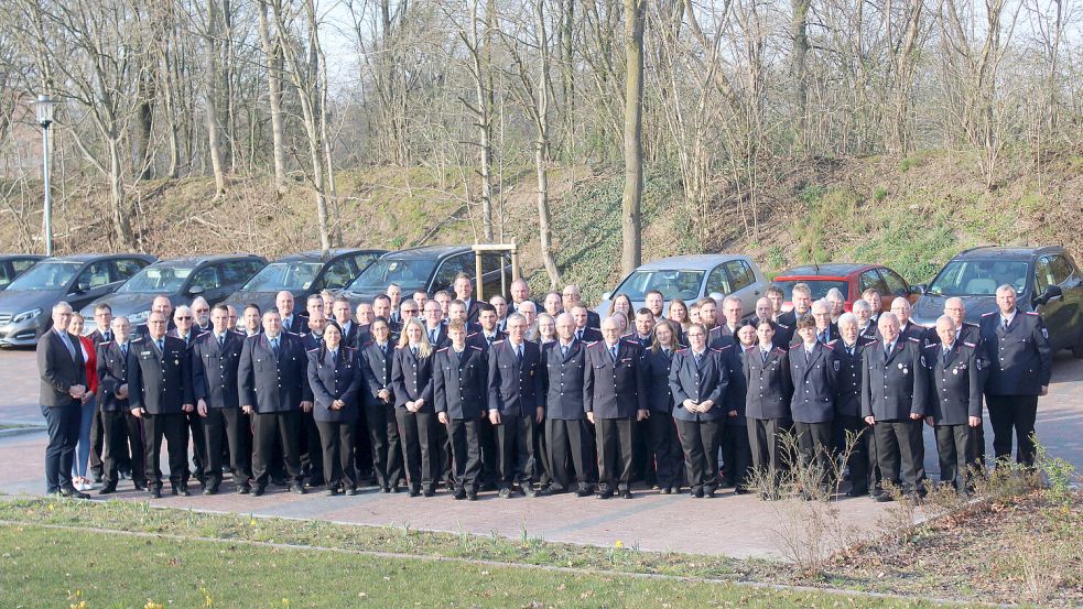 Das Bild zeigt die 71 Mitglieder der neuen gemeinsamen Feuerwehr Oberrheiderland und Gäste. Die offizielle Gründung der Feuerwehr Oberrheiderland soll am 20. Juni 2025 mit einer feierlichen Veranstaltung begangen werden. Foto: Rand