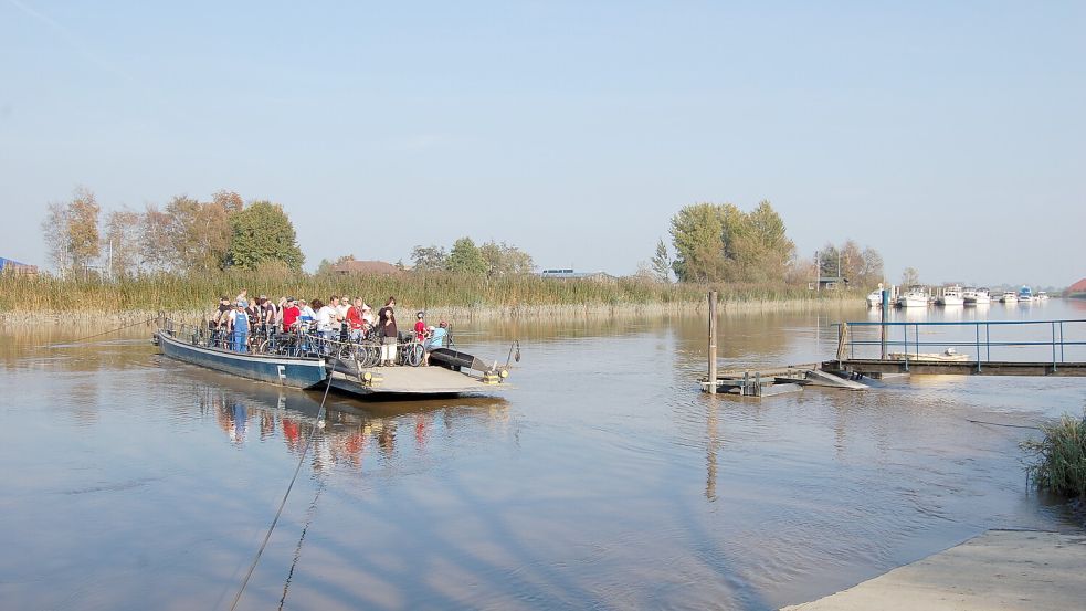 Wer die Jümme bei Leer überqueren möchte, kann mit der Pünte fahren - der ältesten per Hand betriebenen Wagenfähre in Europa. Foto: ostfriesland.travel