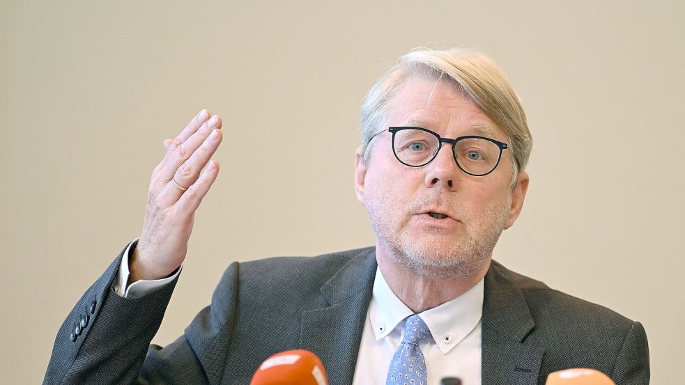 Ohne einen generellen Paradigmenwechsel ist eine nachhaltige Steuerung und Begrenzung aus Sicht von Hans-Eckhard Sommer nicht möglich. Diesen schlage er nicht als Präsident des Bundesamts für Migration und Flüchtlinge (Bamf) vor, sondern als Privatperson, sagt er. (Archivfoto) Foto: Soeren Stache/dpa