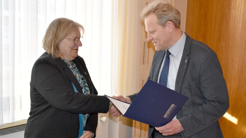 Geert Müller, Bürgermeister der Gemeinde Rhauderfehn, nahm als Vertreter des Städte- und Gemeindebundes die Ehrung der Westoverledingerin Gabriele Ostholthoff für ihre 30-jährige Tätigkeit als Kommunalpolitikerin während der jüngsten Sitzung des Gemeinderates Westoverledingen vor. Foto: Ammermann