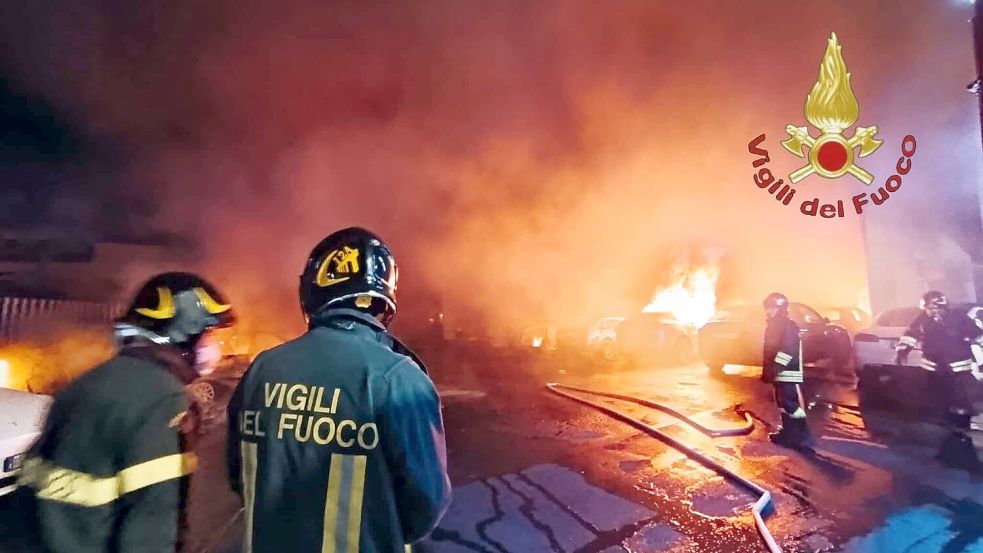 Teslas in Flammen (Handout) Foto: -/Vigili Del Fuoco/dpa