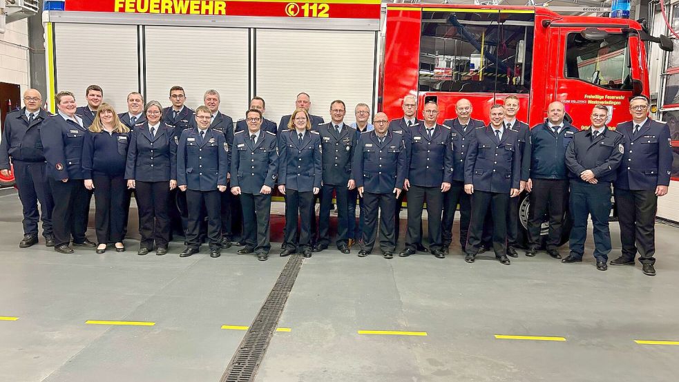 Das Foto zeigt (von links) Bernd Haskamp (Brandabschnittsleiter Süd), Silvia Feldkamp, Janick Müller, Janina Brink, Marc Bergenthal, Christina Heidelberg, Hanno Leferink, Christian Gerve, Wilhelm Müntinga-Busemann, Robert Hensmann, Daniel Freesemann, Nina Grafenburg, Michael Steppuhn, Sunke Plümer, Theo Douwes (Bürgermeister Westoverledingen), Markus Bruns, Frank Schöpper, Werner Brandt, Robert Friedrichs, Marcel Fischer, Hannes Betten, Jörg Woldenga, Pascal Fischer und Frank Harms (Gemeindebrandmeister). Bild: Feuerwehr Westoverledingen
