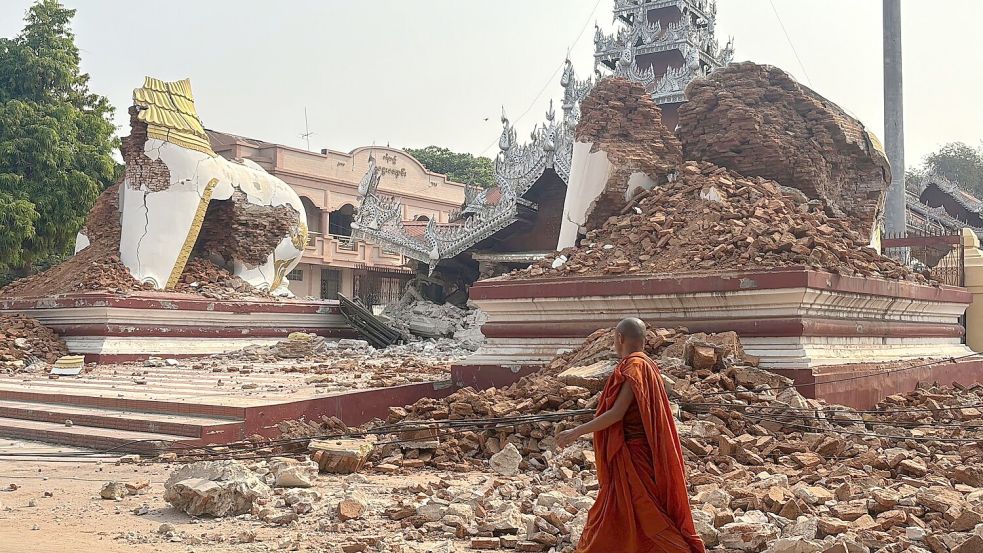 Auch in Mandalay stürzten religiöse Gebäude ein. Foto: Thein Zaw/AP/dpa