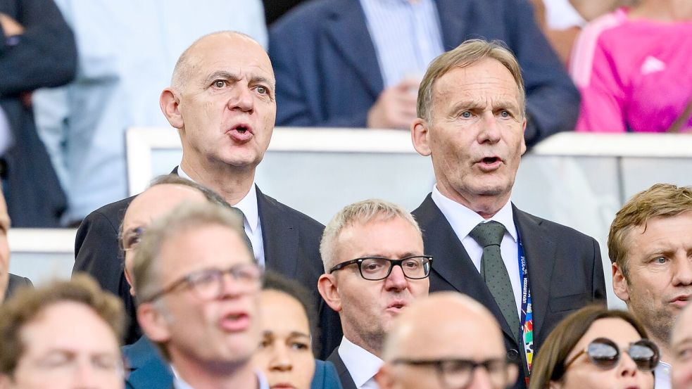 Die DFB- und DFL-Spitze sieht sich vor dem UEFA-Kongress mit dem Russland-Thema konfrontiert. Foto: Tom Weller/dpa