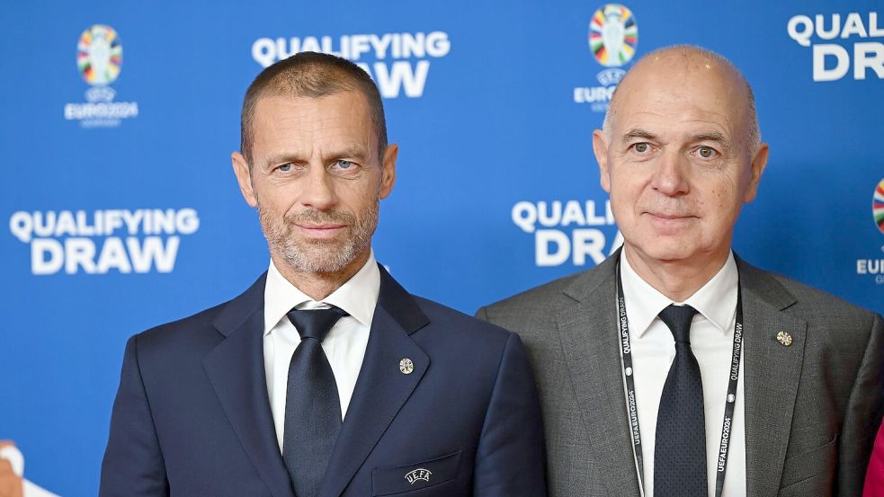DFB-Chef Bernd Neuendorf (r), hier neben UEFA-Präsident Aleksander Ceferin, hat eine klare Haltung zur Russland-Frage im Fußball. Foto: Arne Dedert/dpa