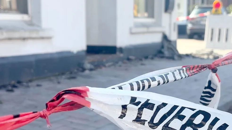 Das Haus ist mit Flatterband und Baken abgeschirmt. Foto: Vogt