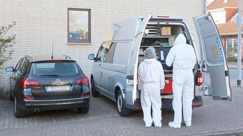 Beamte der Spurensicherung stehen an ihrem Einsatzfahrzeug im Landkreis Verden. Nach dem Fund eines toten Säuglings bei Bremen sind die Hintergründe unklar. Foto: dpa/Christian Butt