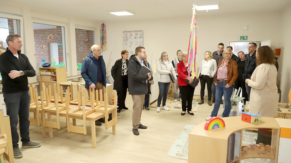 Vor der Sitzung schauten sich die Mitglieder in den Räumlichkeiten der KiTa „Ein Weidekörbchen für Kinder“ an, die im vergangenen Jahr aus der Not heraus im Gemeindehaus der Baptisten in Elisabethfehn eingerichtet wurde. Foto: Passmann