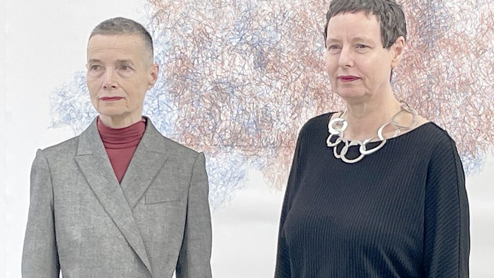 Sie präsentieren die neue Ausstellung in der Kunsthalle Lingen: Künstlerin Elke Greis (links) und Meike Behm, Direktorin der Kunsthalle. Foto: Stefan Lüddemann