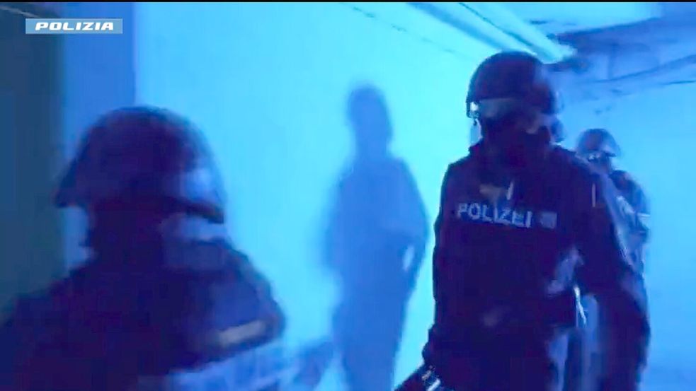 In Italien und Deutschland gab es mehrere Festnahmen. Foto: Polizia di Stato/dpa