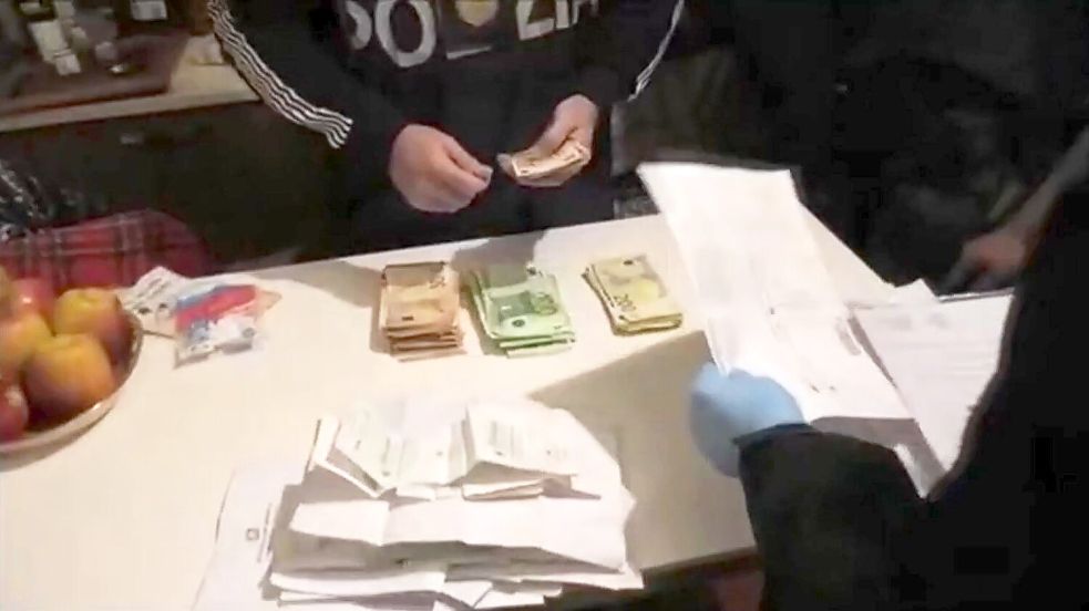 Es wurden unter anderem Geschäftsunterlagen und Bargeld sichergestellt. Foto: -/Polizia di Stato/dpa