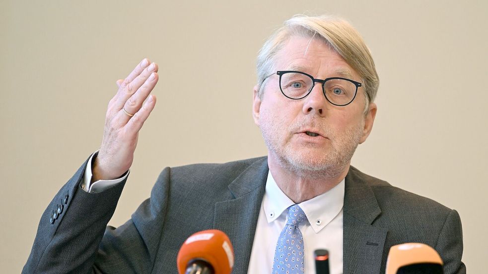 Bamf-Chef sorgt mit Forderung nach Asylwende für Wirbel. (Archivbild) Foto: Soeren Stache/dpa