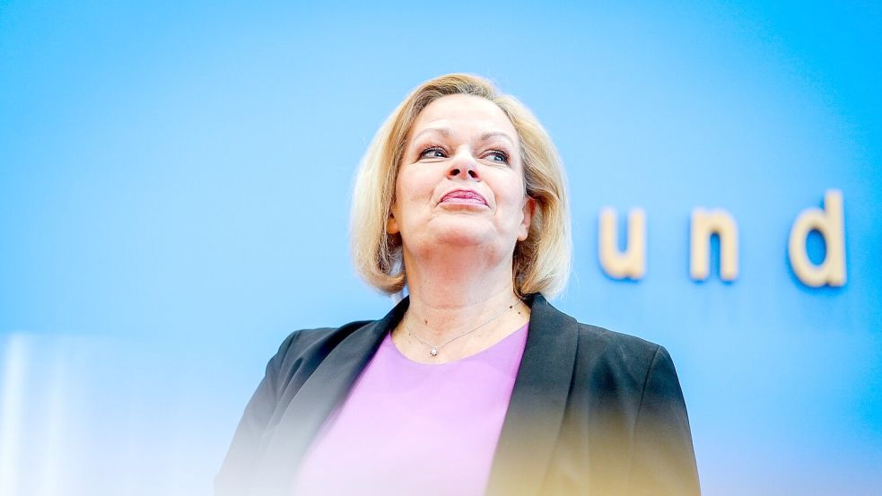 Die geschäftsführende Bundesinnenministerin, Nancy Faeser (SPD), wird bei einer Pressekonferenz zur Migrations- und Flüchtlingspolitik auf den Vorschlag von Sommer angesprochen. Foto: Kay Nietfeld/dpa