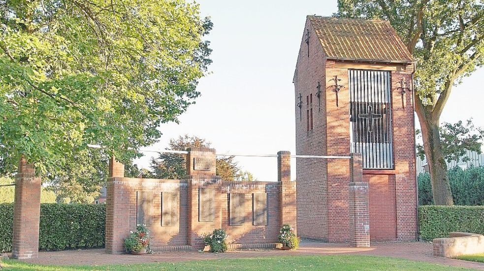 Das Foto zeigt den Glockenturm der ev.-luth.Auferstehungskirche in Flachsmeer. Dieser wurde 1951 erbaut. Foto: Kirchenkreis Rhauderfehn