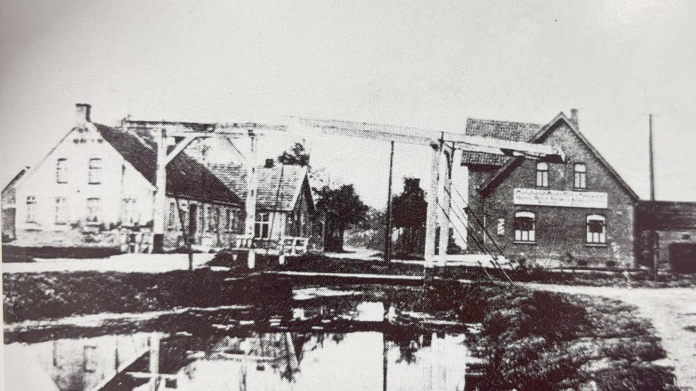 Dieses Bild ist um 1925 entstanden. Links ist die Gasstätte Billker. Auf diesem Grundstück wurde später die Volksbank gebaut, die zurzeit abgerissen wird. Rechts ist das Manufakturwarengeschäft zu sehen. Heute befindet sich dort das Kaufhaus Wreesmann. Foto: GA-Archiv