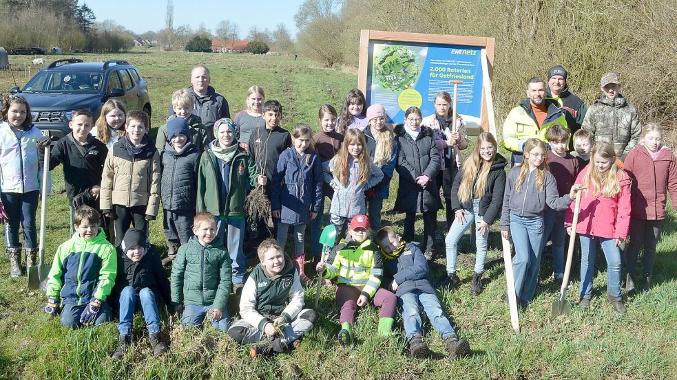 Schülerinnen und Schüler pflanzen 2000 Bäume für den Klimaschutz in Ihren. Foto: Weers