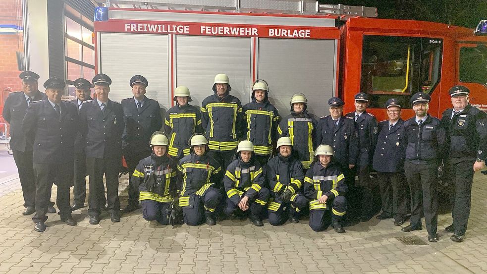 Teilnehmer, Ausbilder und die Gemeindefeuerwehrführung stellten sich nach dem Lehrgang zu einem Gruppenfoto auf. Foto: Feuerwehr Rhauderfehn