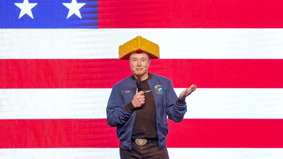 Musk ist bekannt für seine mitunter bizarren Auftritte - und trug in Wisconsin einen Käsehut zur Schau. Foto: Jeffrey Phelps/AP/dpa