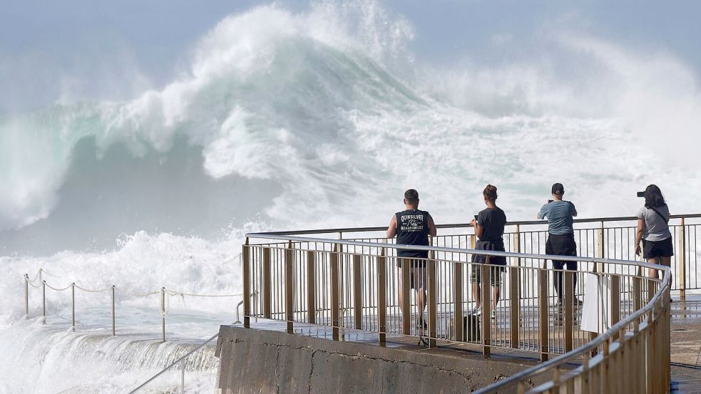 Die Wellen am Bondi Beach waren enorm. Foto: Mark Baker/AP/dpa