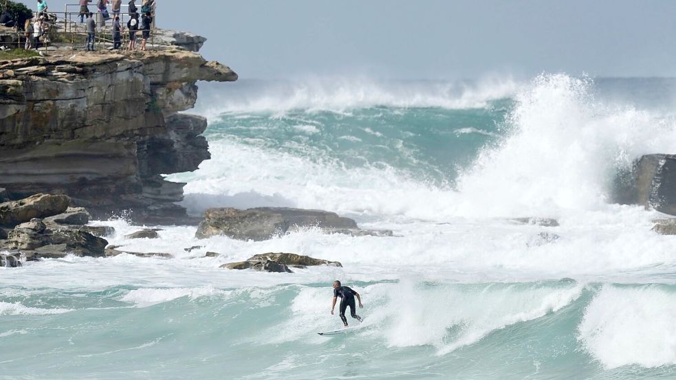 Nur Surfer freuten sich über den ungewöhnlichen Wellengang. Foto: Mark Baker/AP/dpa