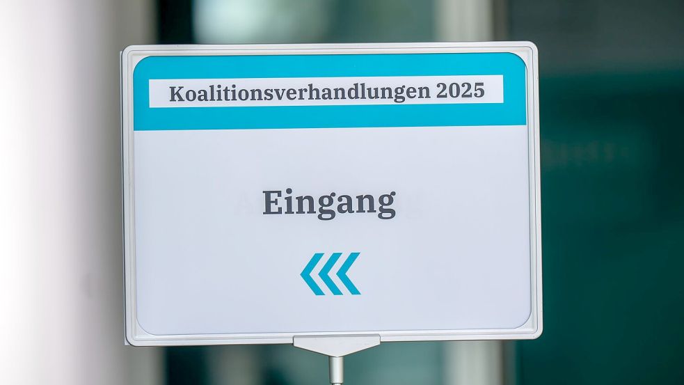 Die Unterhändler von Union und SPD führen ihre Koalitionsgespräche in großer Runde fort. (Archivbild) Foto: Michael Kappeler/dpa