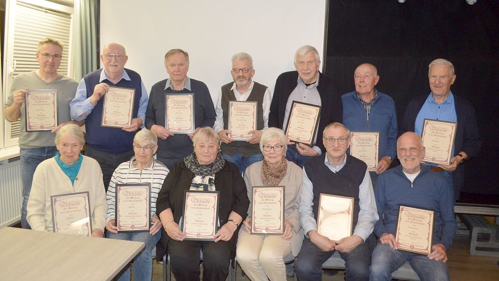 TuRa 07 Westrhauderfehn zeichnete auf der Mitgliederversammlung zahlreiche Sportlerinnen und Sportler für langjährige Vereinszugehörigkeit aus. Das Foto zeigt (stehend von links) Richard Meyer junior, Jürgen Düring, Theo Lammers, Horst-Günter Warntjes, Richard Meyer, Bertold Schulte, Christof Harms sowie (sitzend von links) Antje Ahlers, Edda Ewen, Grete Meyer, Alwine Brinkmann, Jürgen Brandt und Hermann Koenen. Foto: Weers