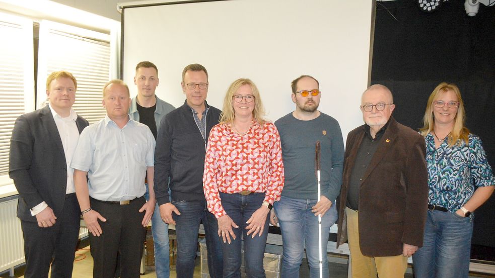 Einige Posten im Vorstand von TuRa 07 Westrhauderfehn standen zur Wahl an. Das Foto zeigt den geschäftsführenden Vorstand (von links) Klaas Kramer (Vorsitzender), Ingo Curbach (Schriftführer), Oliver Baarts (Jugendobmann), Heino Stührenberg (2. Vorsitzender), Marion Kramer (Frauenwartin), Jens Linnemann (Schatzmeister), Jörg Furch (stellvertretend für den Bereich Tennis) und Martin Beckmann (Jugendwartin). Es fehlen: Knut Hofmayer (4. Vorsitzender) und Joachim Koch (3. Vorsitzender). Foto: Weers