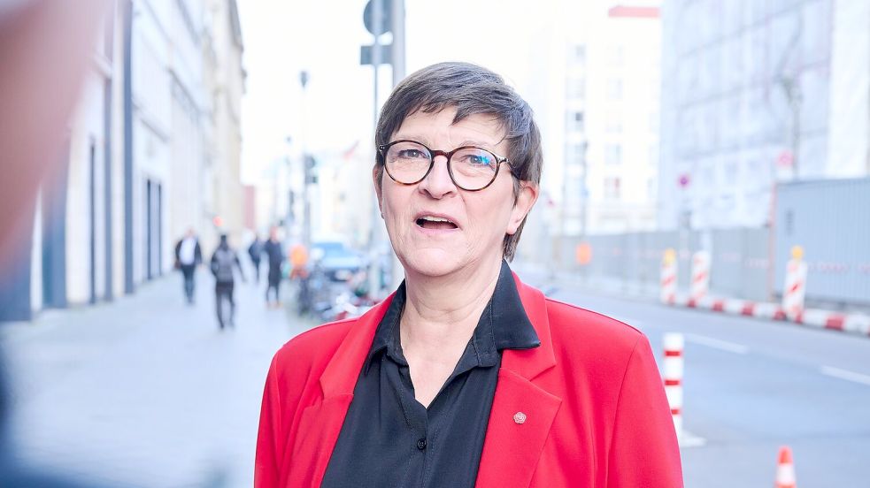 Die SPD-Chefin erwartet eine Einigung frühestens nächste Woche. Foto: Annette Riedl/dpa