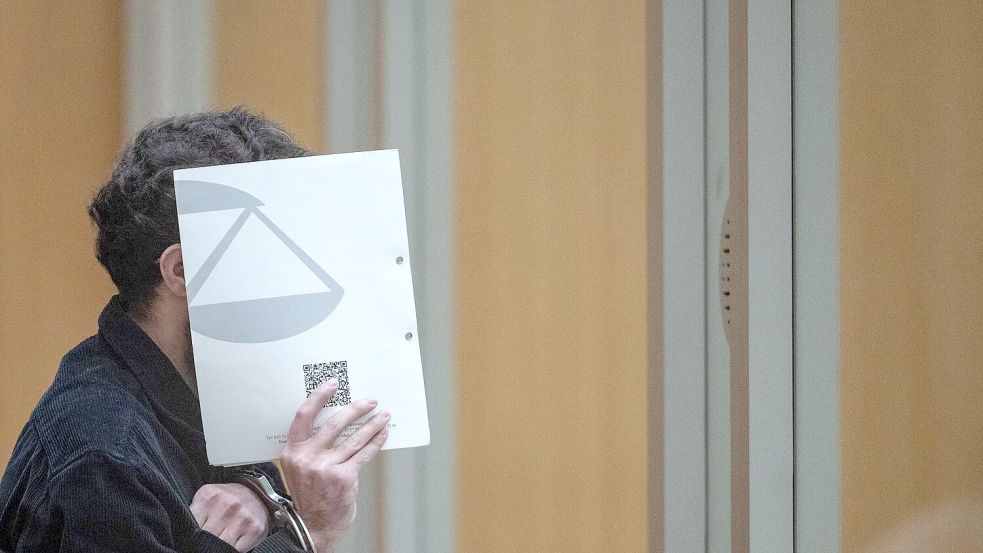 Am 31. Mai 2024 hat ein zum Tatzeitpunkt 25-jähriger Afghane auf dem Mannheimer Marktplatz fünf Teilnehmer einer Kundgebung der islamkritischen Bewegung Pax Europa (BPE) sowie einen Polizisten mit einem Messer verletzt. Der 29-jährige Polizist starb zwei Tage später an seinen Verletzungen. Foto: Marijan Murat/dpa