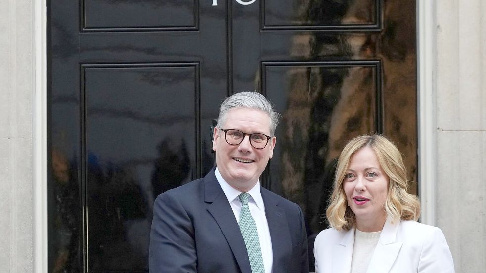 Wollen einen Handelskrieg verhindern: Der britische Premierminister Keir Starmer und Giorgia Meloni, Ministerpräsidentin von Italien. (Archivbild) Foto: Frank Augstein/AP/dpa