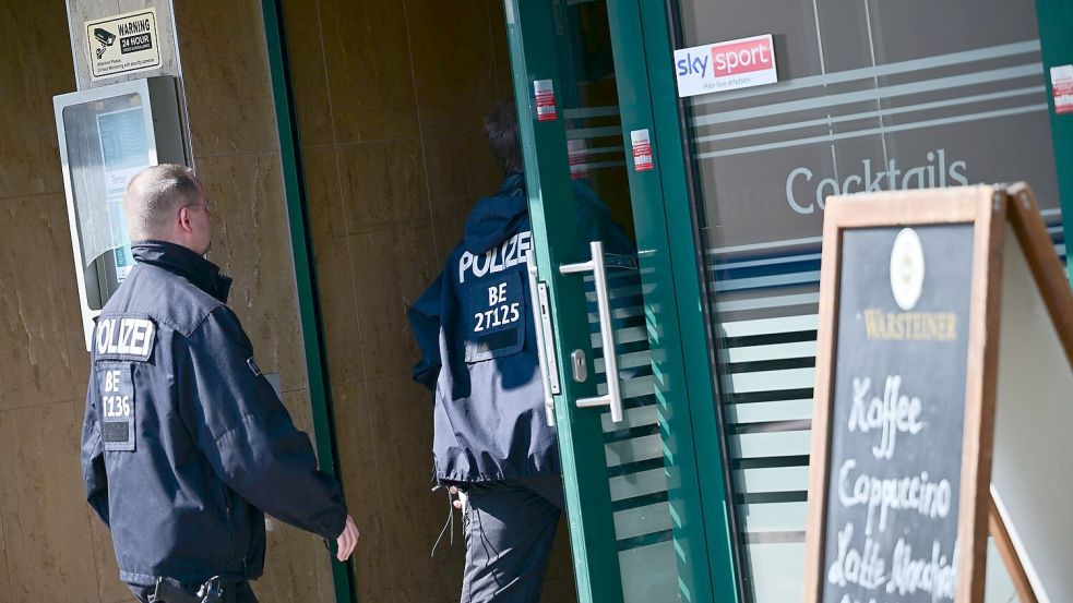 Polizisten durchsuchen ein Lokal in Berlin beim Einsatz gegen illegales Glücksspiel. Foto: Sebastian Gollnow/dpa