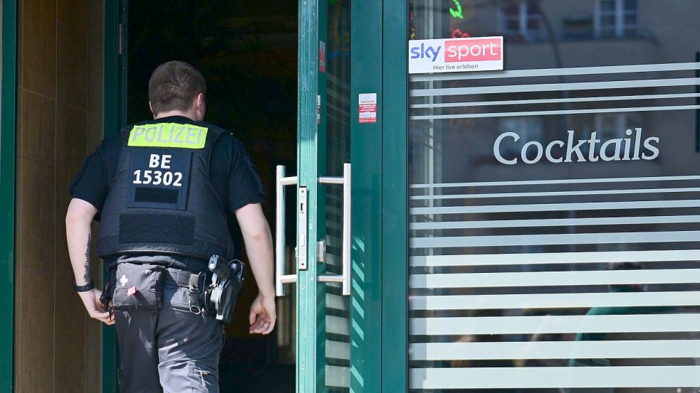 Im Fokus des Großeinsatzes von Justiz, Polizei und Bezirken stehen Läden wie Shisha-Bars, Spätis, Imbissstuben oder Cafés, in denen illegal aufgestellte Geräte vermutet werden. Foto: Sebastian Gollnow/dpa
