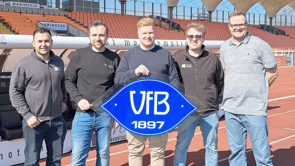 Die beiden Geschäftsführer Mario Vos (2. von links) und Kevin Vos (2. von rechts) sowie Dave Gronau (Vos Eventservice, links) freuen sich mit Michael Weinberg (Mitte) und Christoph Johanning-Möllerhaus vom VfB Oldenburg über die Zusammenarbeit. Foto: VfB Oldenburg