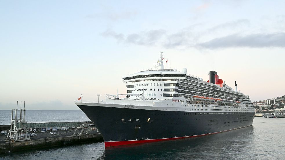 Die „Queen Mary 2“ gehört zu den bekanntesten Kreuzfahrtschiffen. Seit mehr als 20 Jahren ist sie auf den Weltmeeren unterwegs. Foto: IMAGO/Jan Huebner